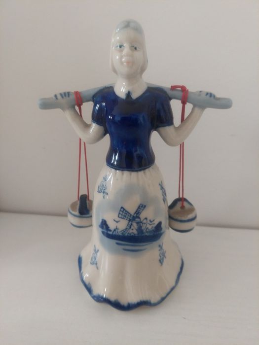 Figurka  dziewczyny fajans