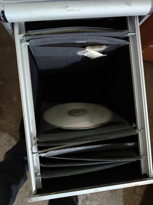 Aluminiowa szafka na płyty CD z systemem wiszących koszulek