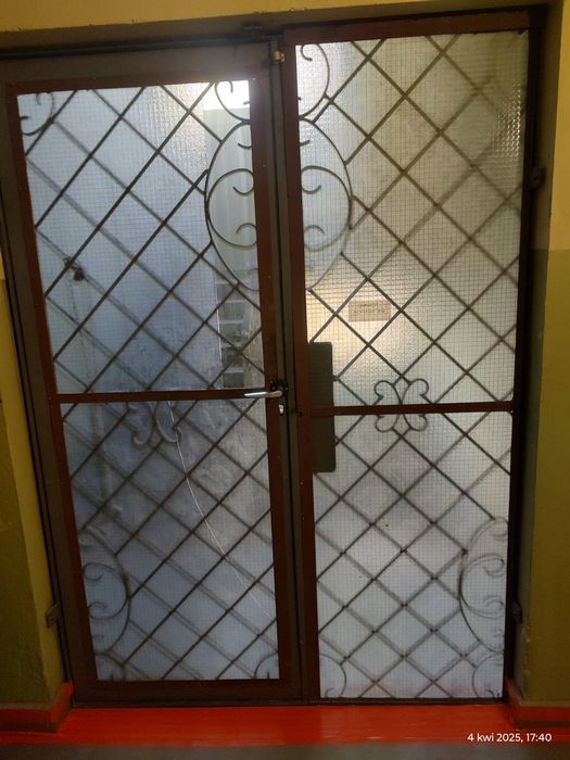 Kraty z ramą i drzwi