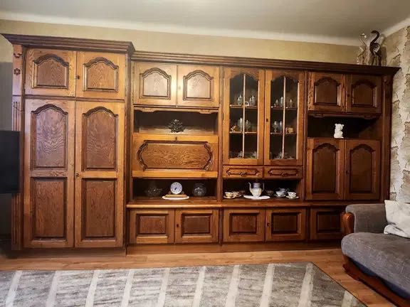 Dębowa meblościanka klasyczna – solidne drewno, stan dobry