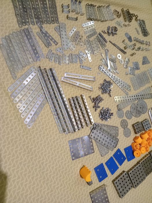 Металлический конструктор 207 деталей+винтики и гайки