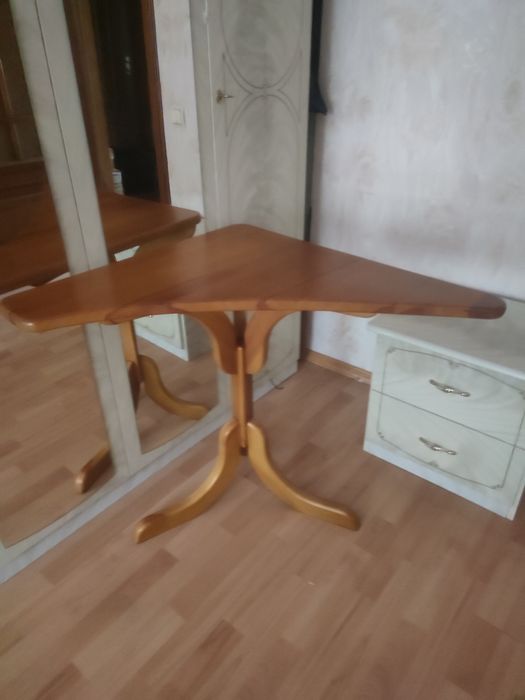 Спальный гарнитур , столик угловой, подставка для цветов