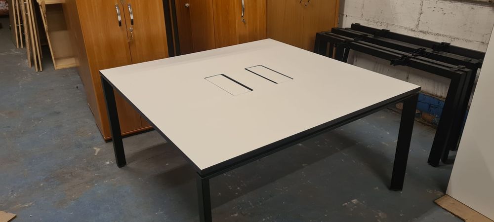 Stół konferencyjny biały multimedialny Steelcase białe