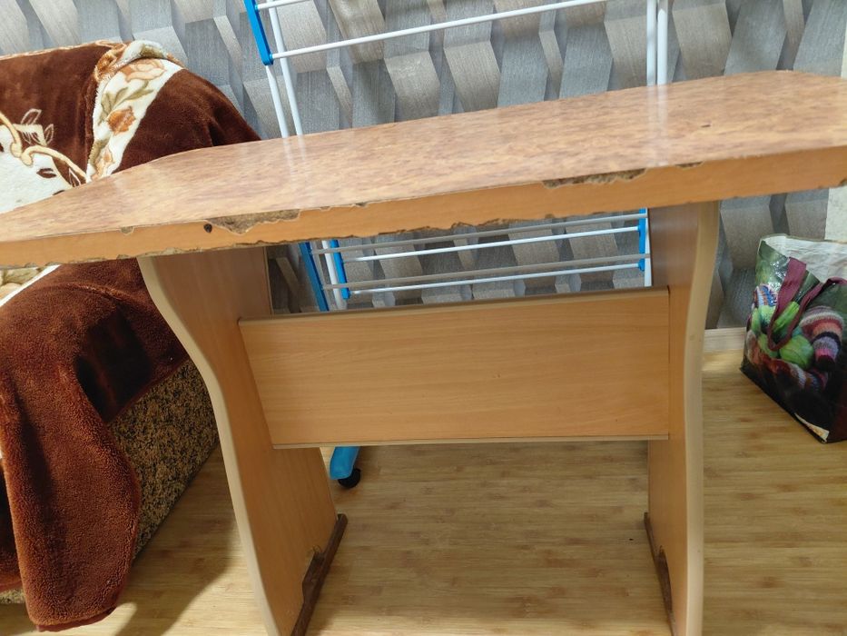 Стіл кухоний стіл.