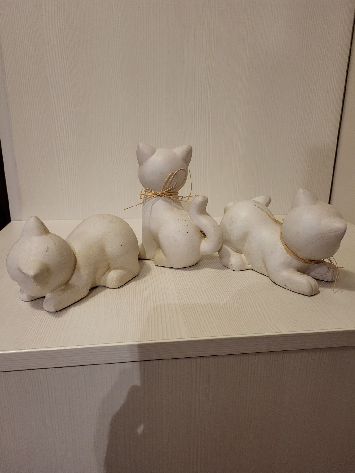 3 figurki kotków z gipsu