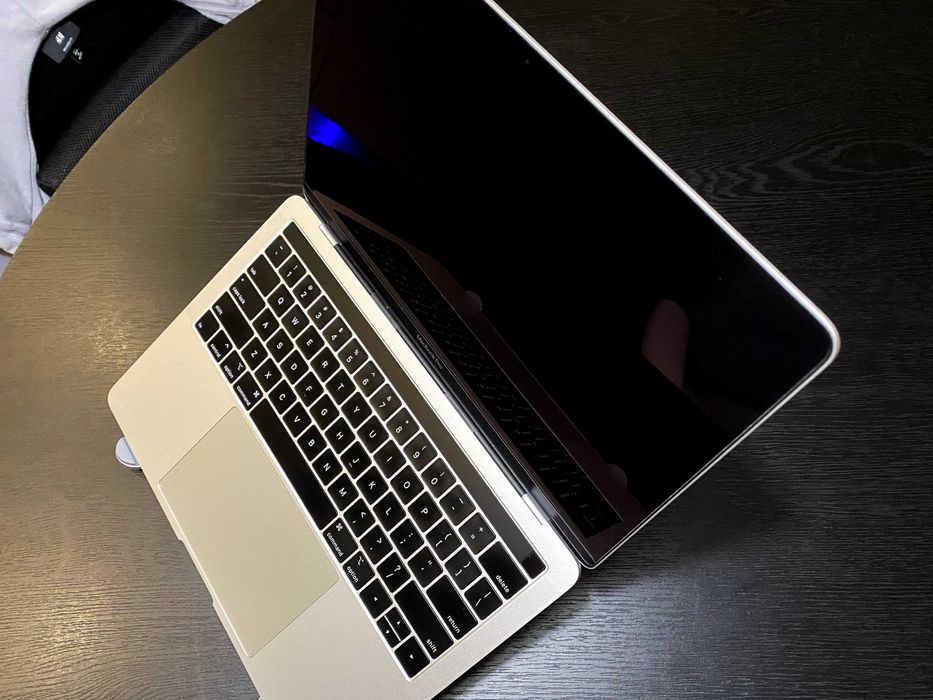 Macbook Pro 13" 2019 touchbar 8/256GB ANSI Layout