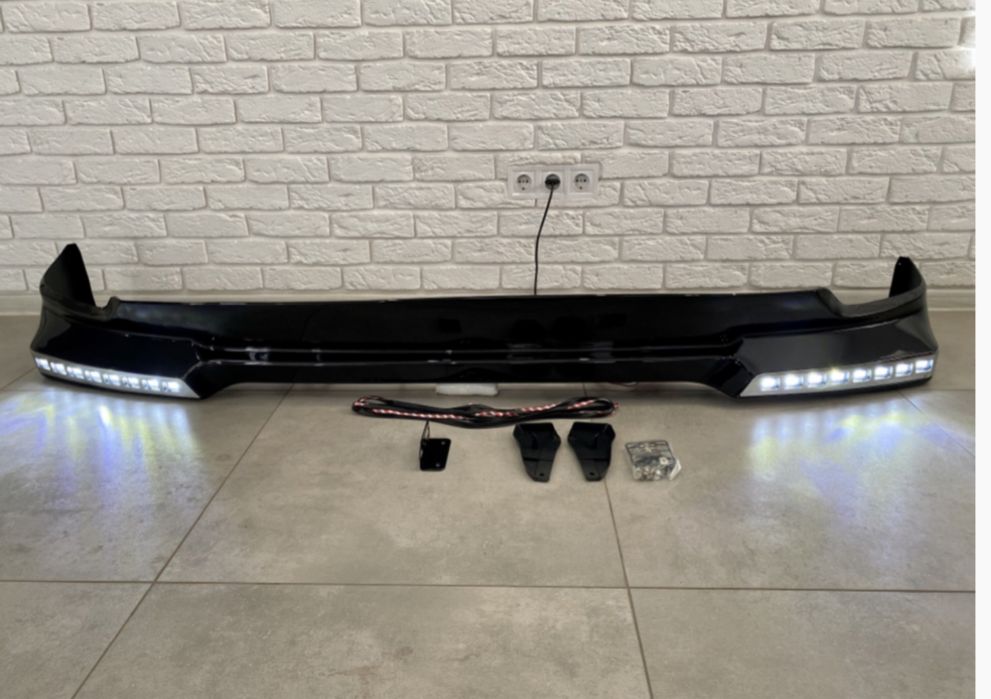 Губа на бампер юбка Toyota Land Cruiser 200 рестайлинг 2012+ с диодами