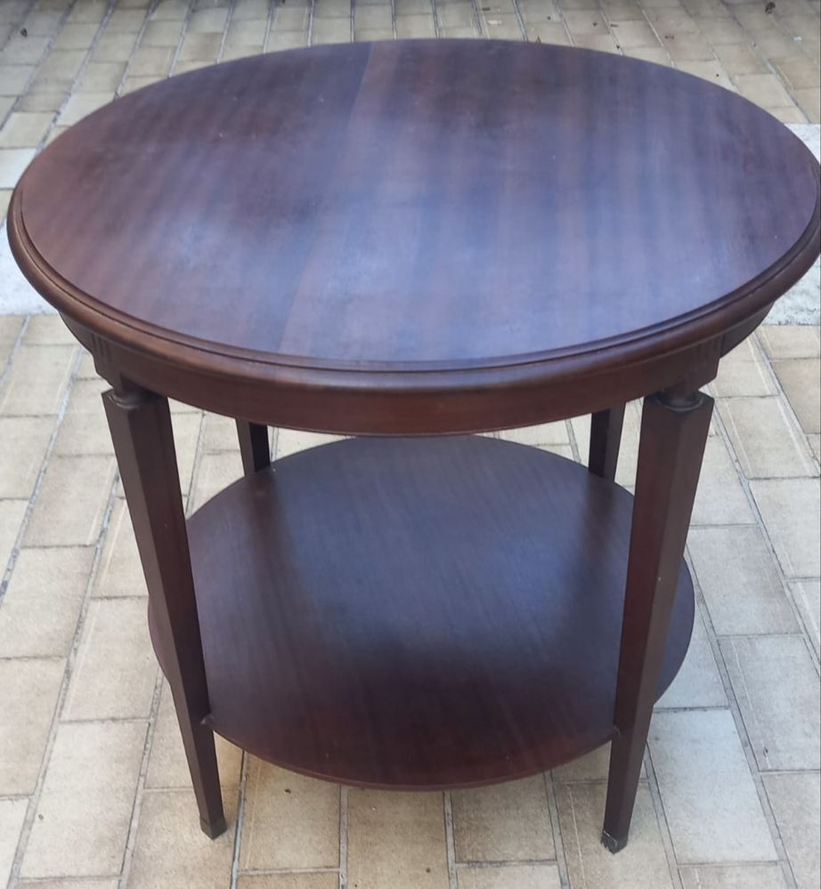 Mesa em mogno com rodinhas