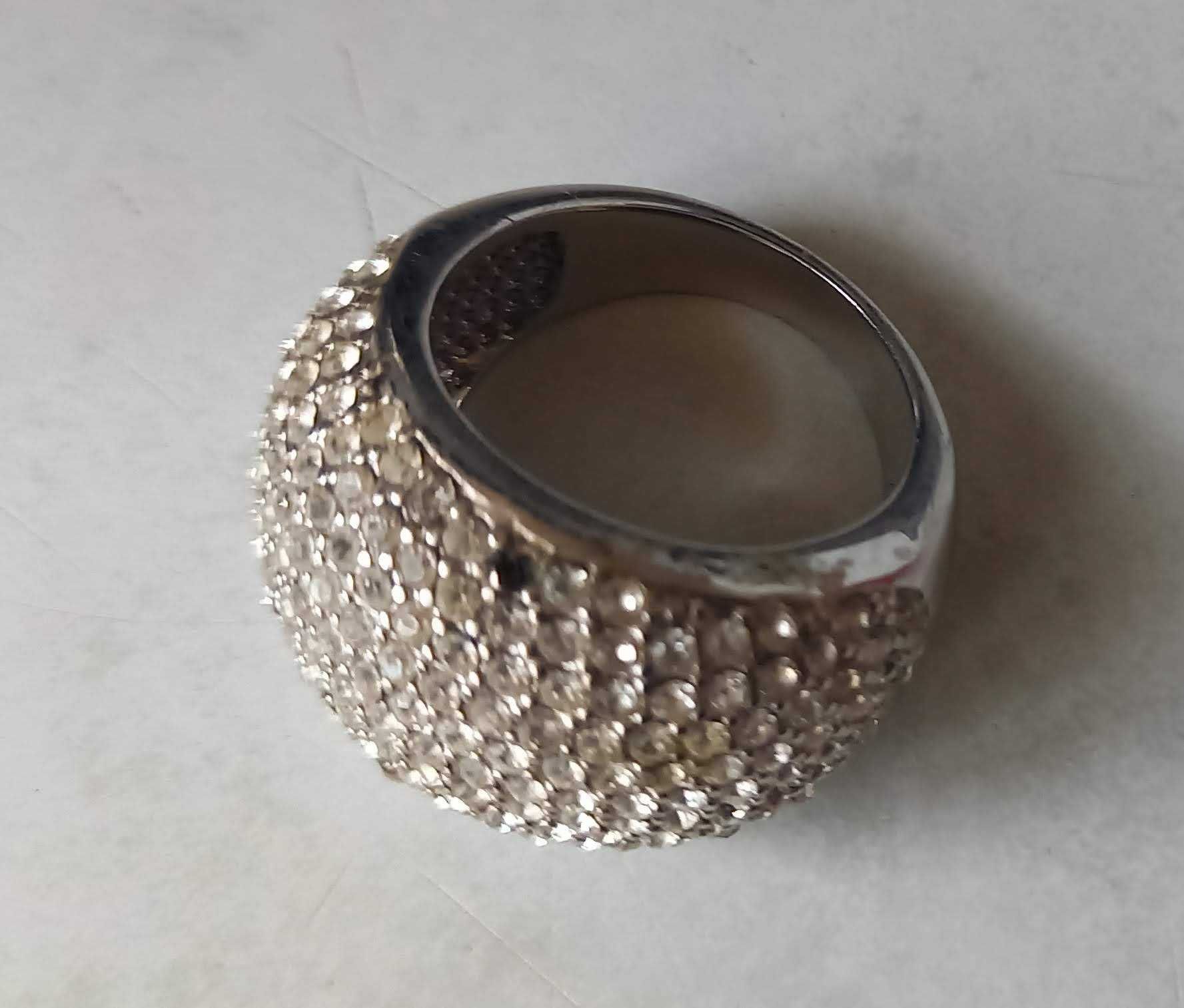 pierścionek kolor srebrny kryształki a,la swarovski