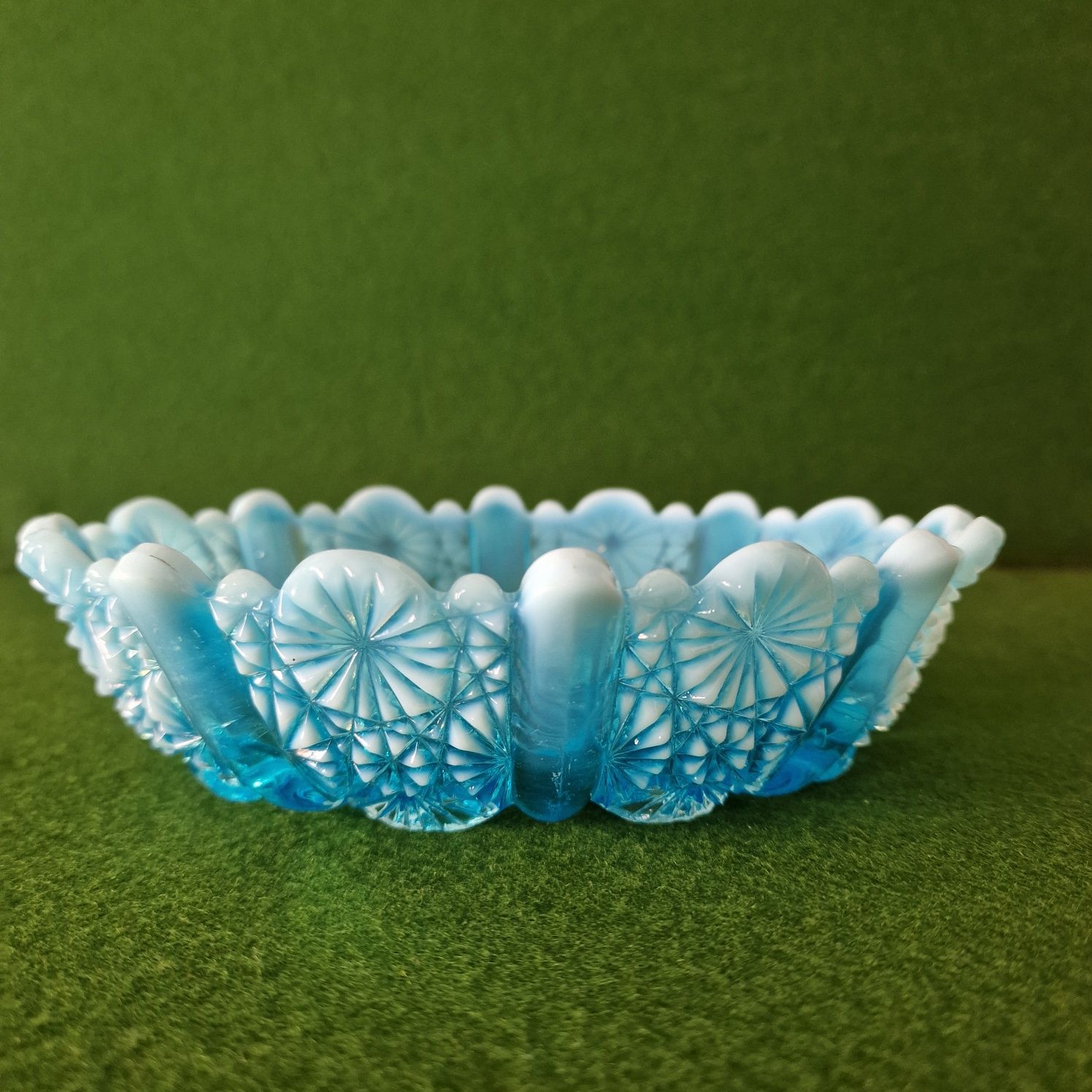 Taça em vidro azul turquesa (vaseline glass)