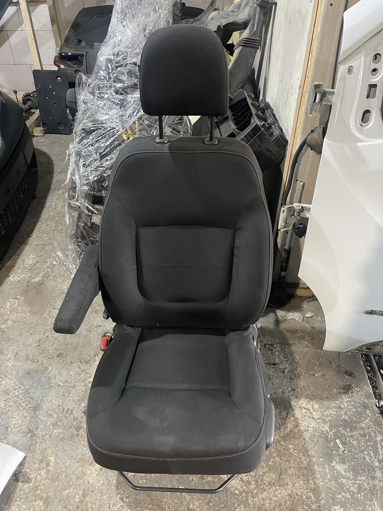 Сидіння водія водійське сидение Renault Trafic Opel Vivaro