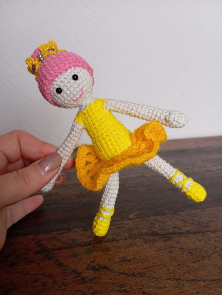Zabawka baletnica lalka na szydełku.