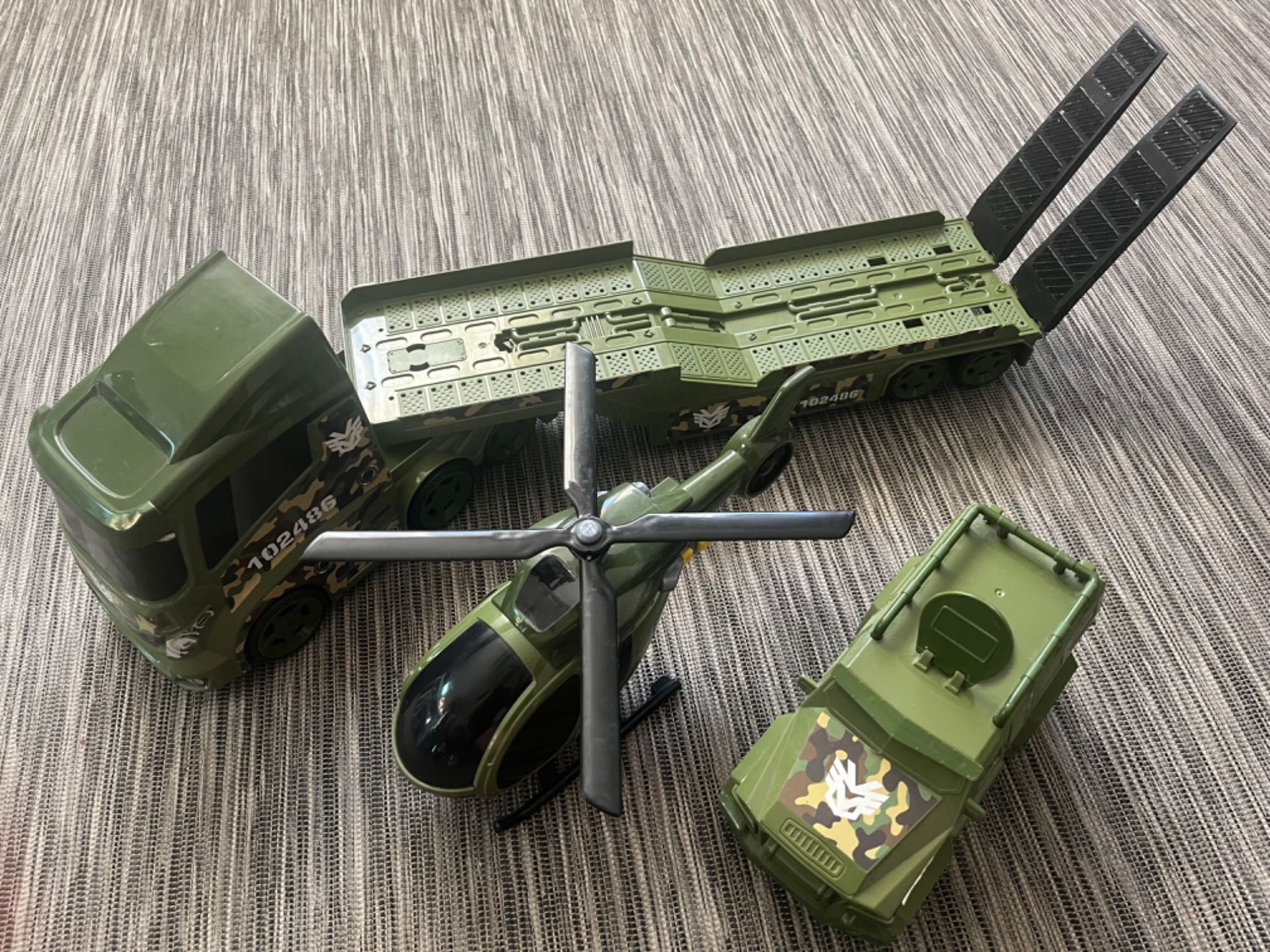 Duży zestaw wojskowy helikopter, laweta, dźwięki, światła.