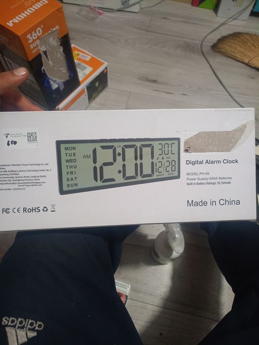 Цифровий настільний годинник-будильник з термометром