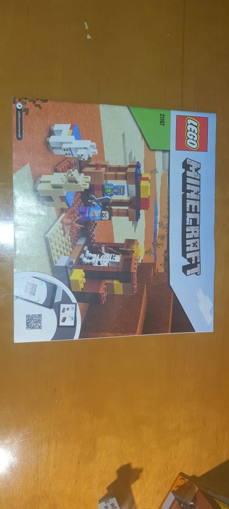 Zestaw lego oryginal minecraft punkt handlowy 21167