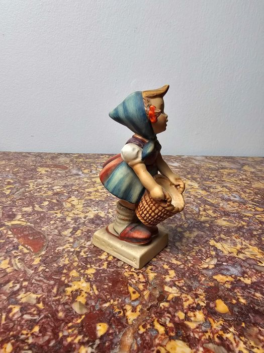 Śliczna Figurka porcelana Goebel Hummel 73 "Little Helper" 11cm Niemcy