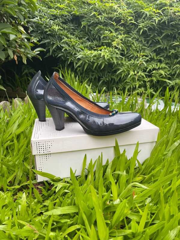 Sapatos Salto com Pedras Douradas