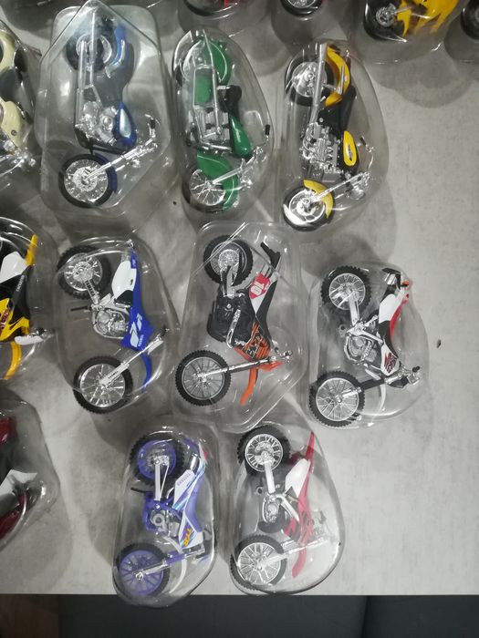 Motas miniaturas de várias marcas e modelos