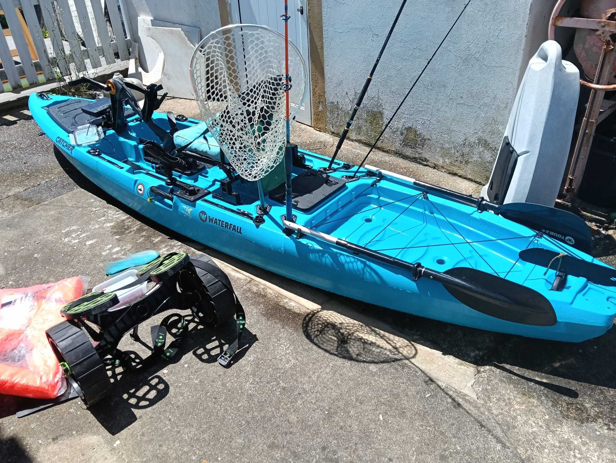 Kayak de pesca a pedais em excelente estado