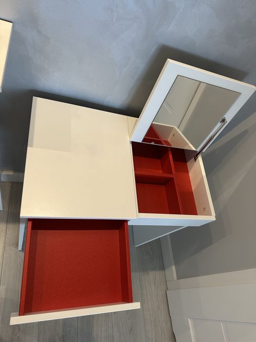Biała toaletka z lustrem i szufladą