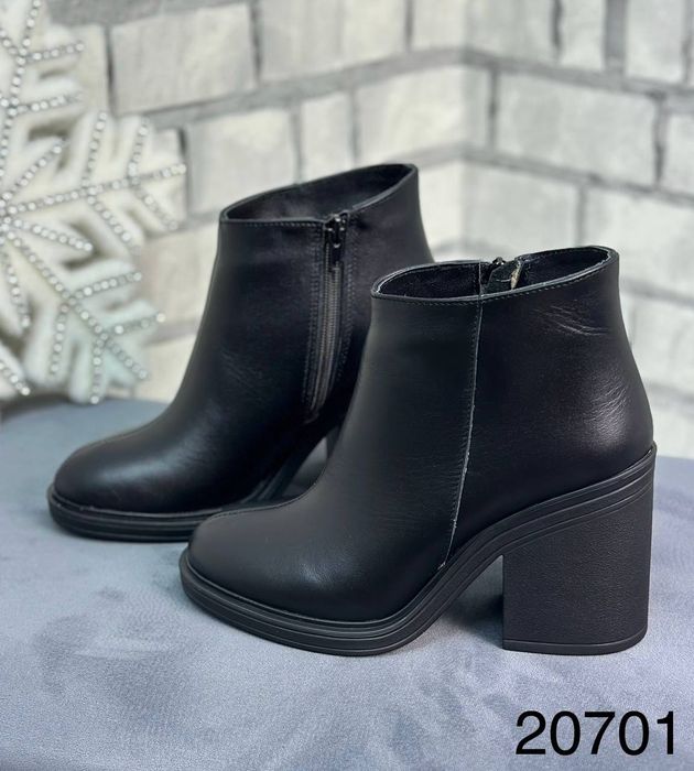 Жіночі шкіряні зимові черевики в кольорах