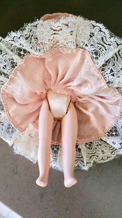 Boneca antiga em porcelana