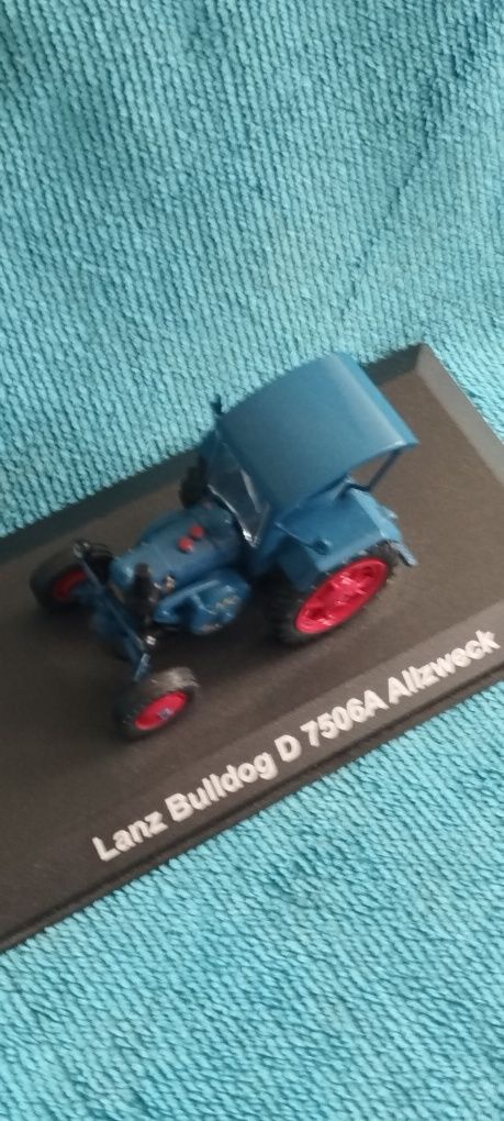 Dwa traktory modele w skali 1:43 traktor C-330 i Lanz Bulldog