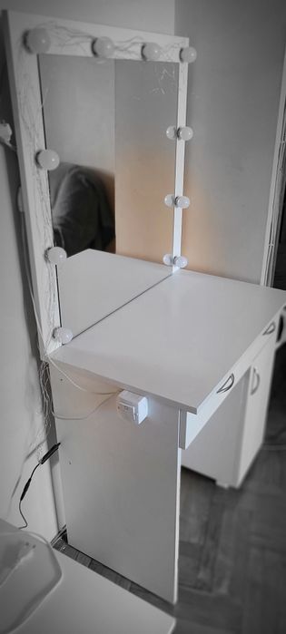 Столик косметичний