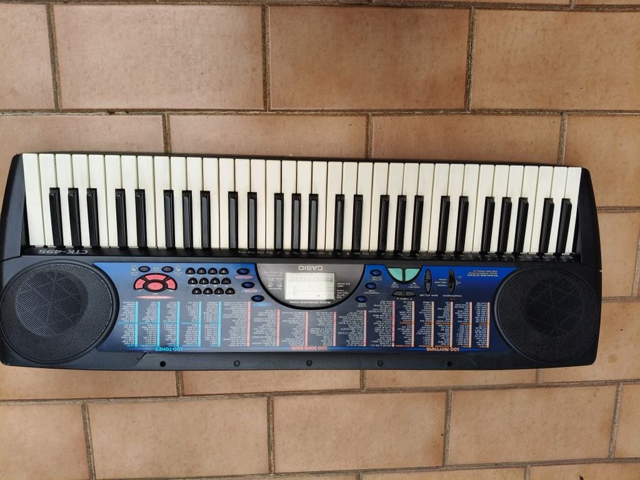 Piano  Casio com várias funções.