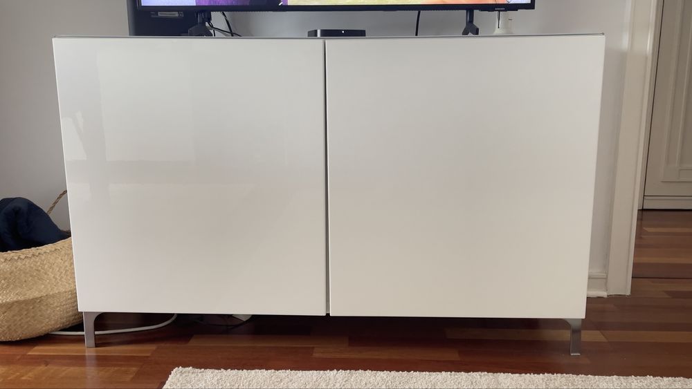 Movel Bestä 120x40x64 cm com portas branco brilhante e tampo de vidro