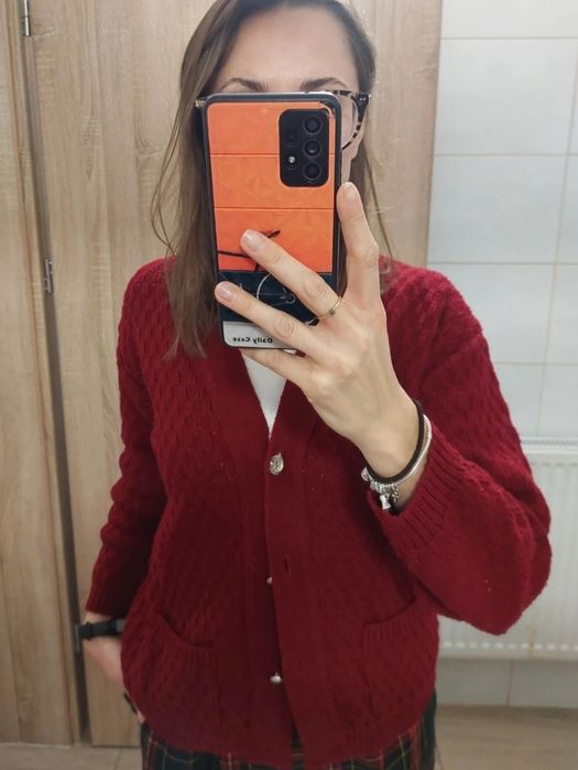 Bordowy, świąteczny kardigan marki COS