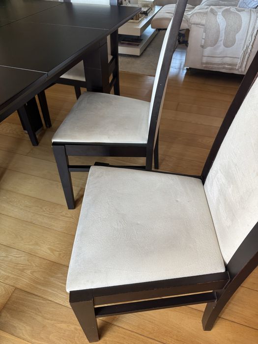 Mesa de sala e 6 cadeiras .