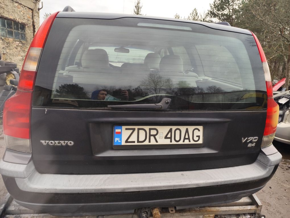 Volvo V70 II jasna tapicerka bezowe wnętrze kokpit schowek boczek
