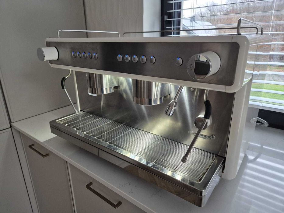 Wyposażenie kawiarni: ekspres przelewowy, młynek, lodówka i wyciskarka