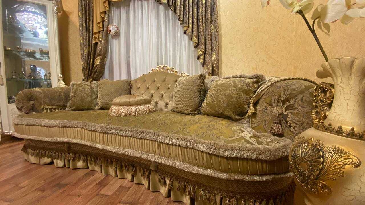 Розкішний диван у класичному стилі