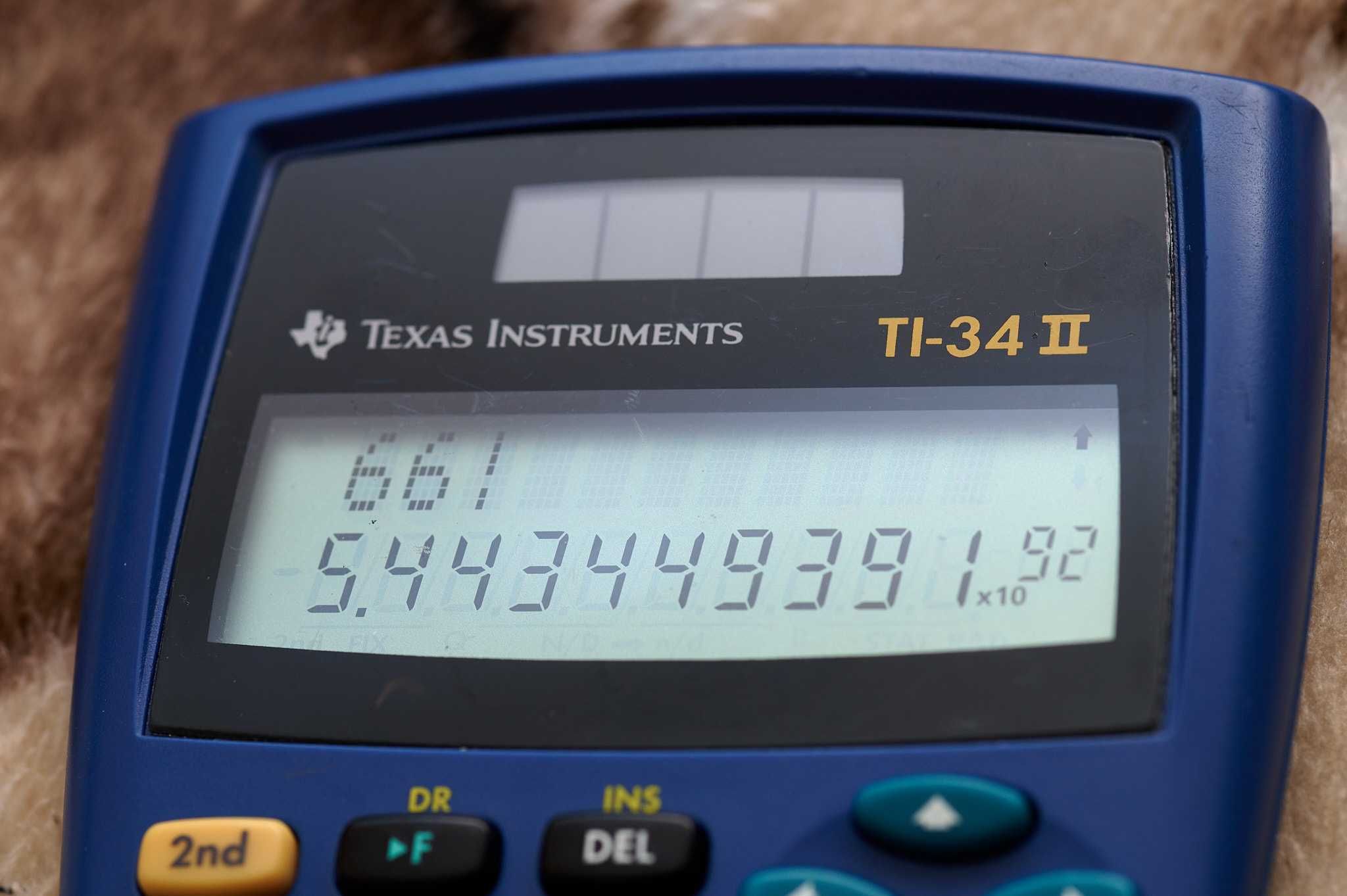 Науковий інженерний калькулятор Texas Instruments TI-34II.