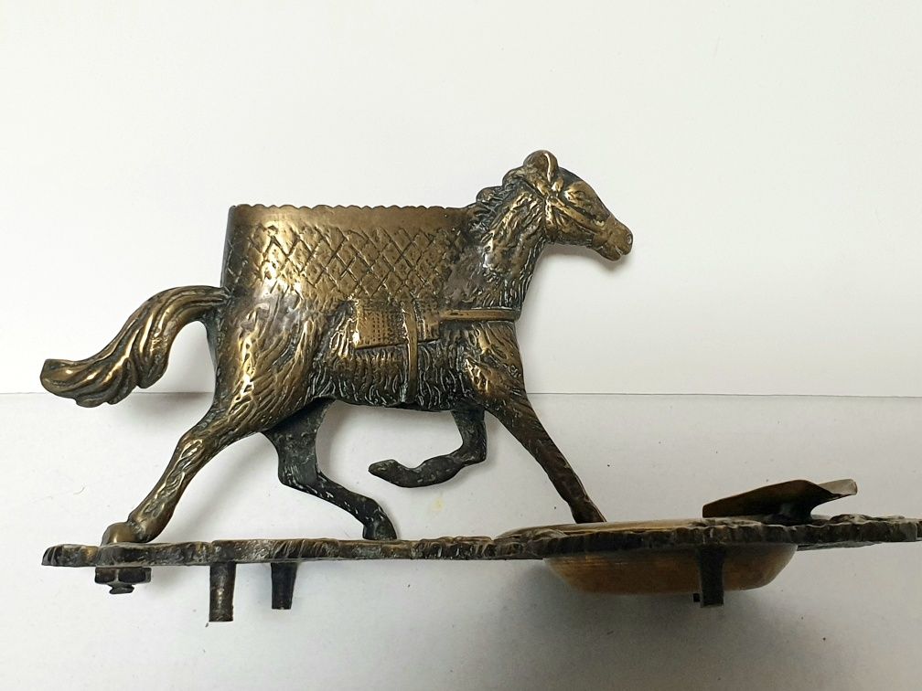 Invulgar antigo cinzeiro figurativo com fosforeira cavalo em latão