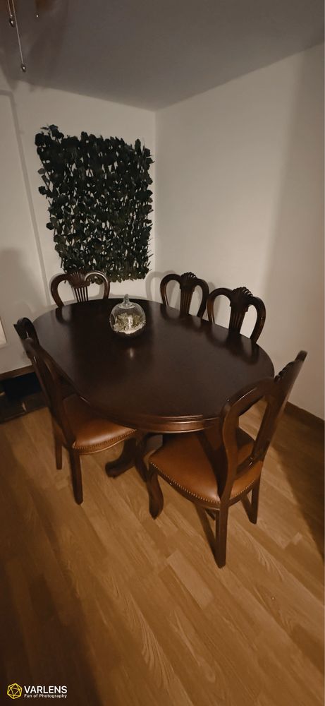 Mesa em mogno extensivel com 5 cadeiras