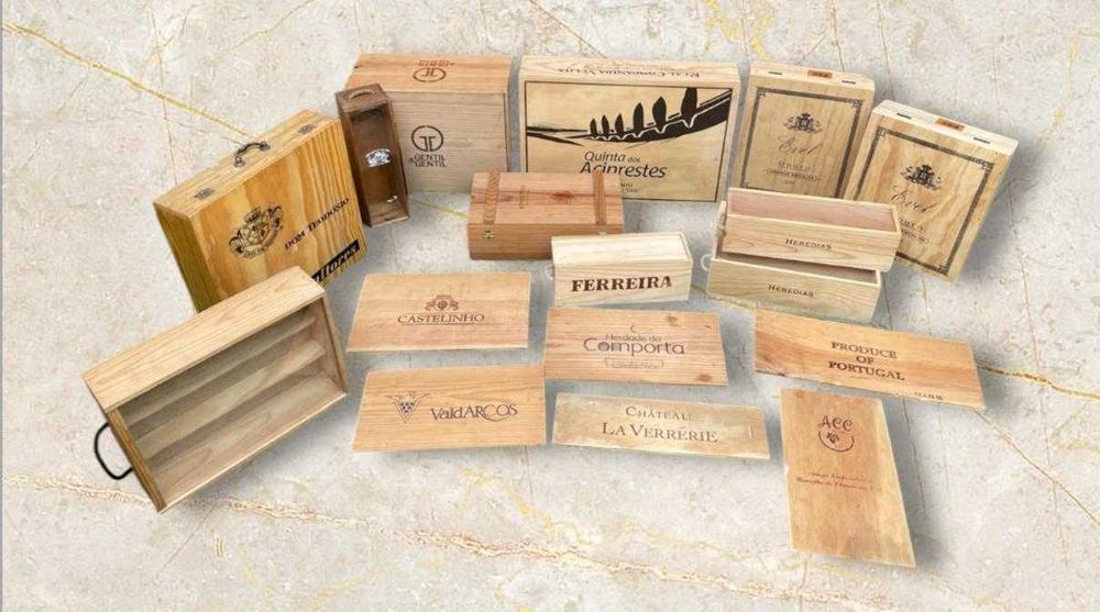 caixas vazias e tampas de vinhos