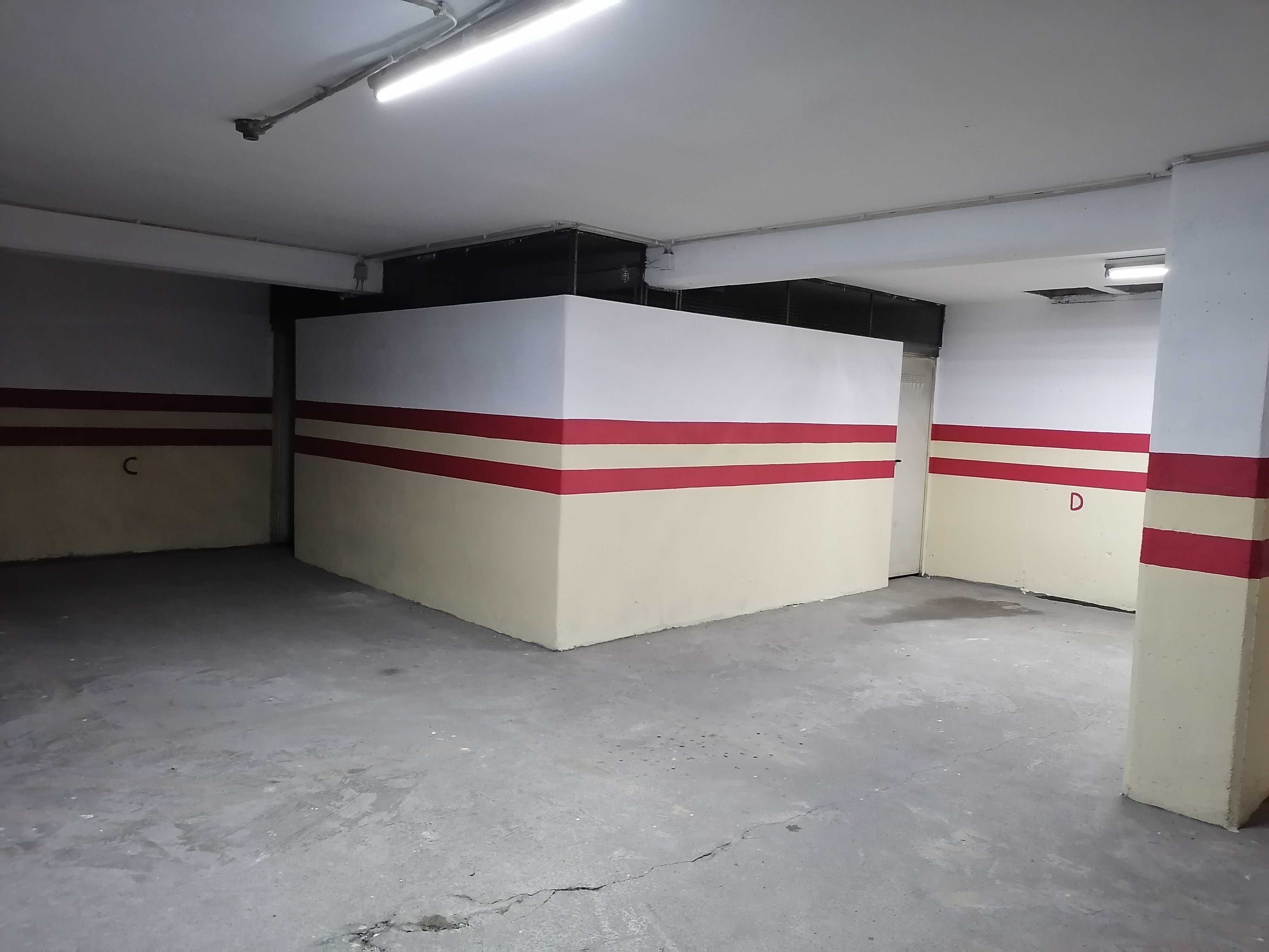 Lugar de garagem com Arrumos
