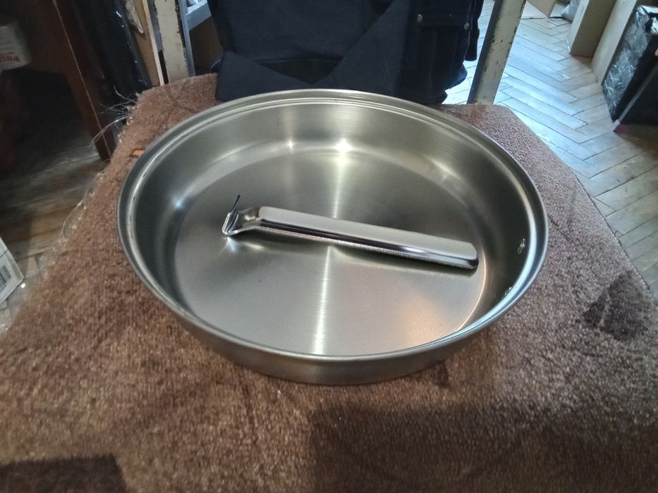 Новая сковородка или форма для выпекания с нержавейки.