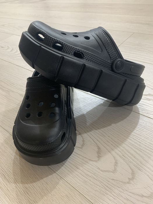 Крокси на платформі