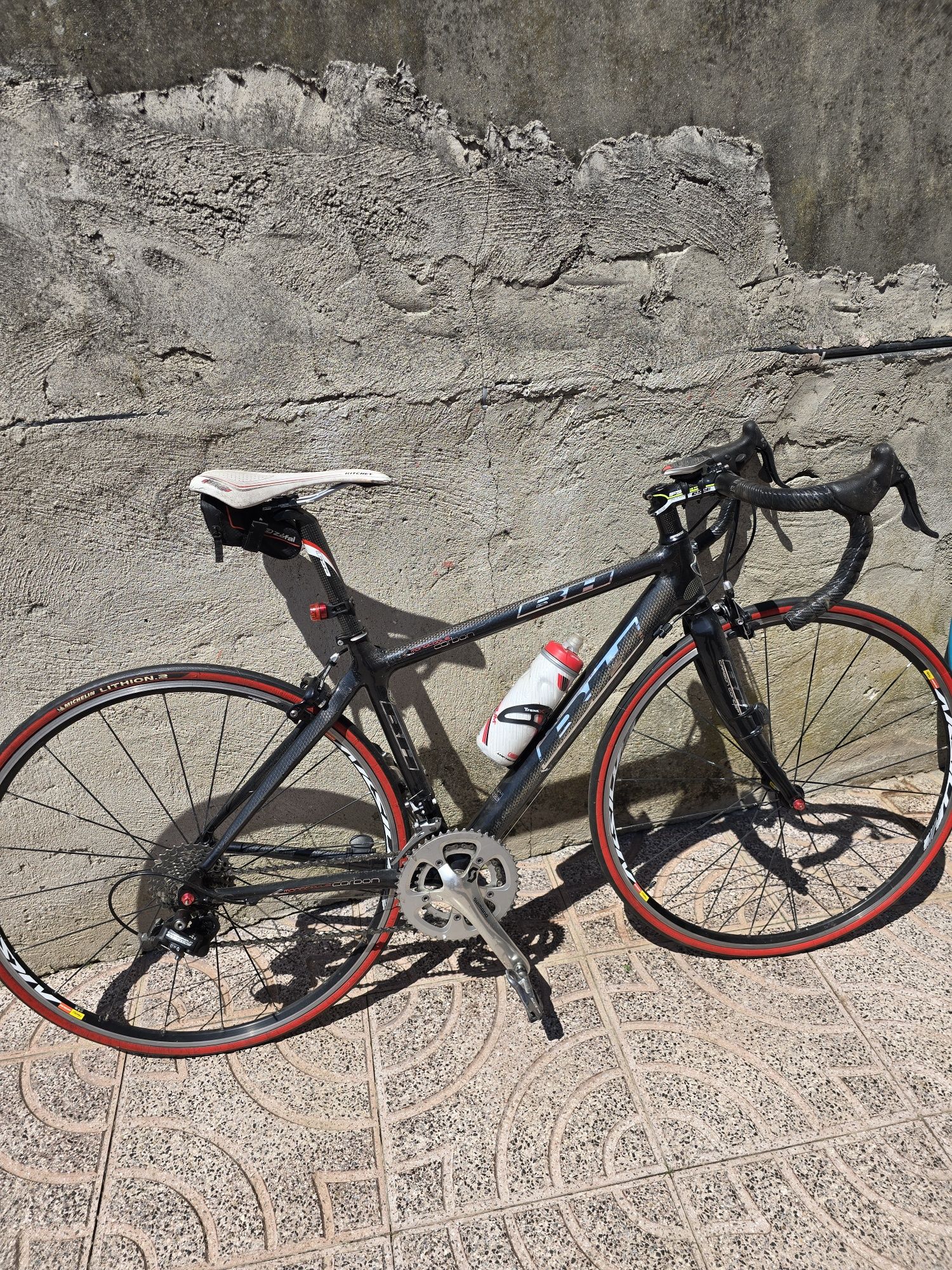 Bicicleta de carbono BH com pouco uso tem rodas mavic