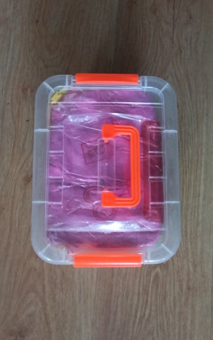 Piasek kinetetyczny w pojemniku