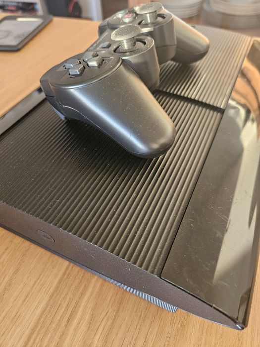 PlayStation 3 com comando e cabos