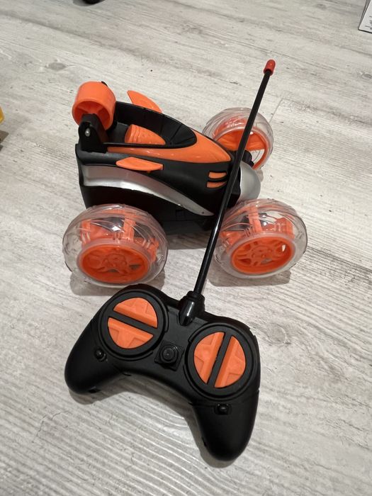 радіокерована машинка-перевертень One Two Fun Savage 360.