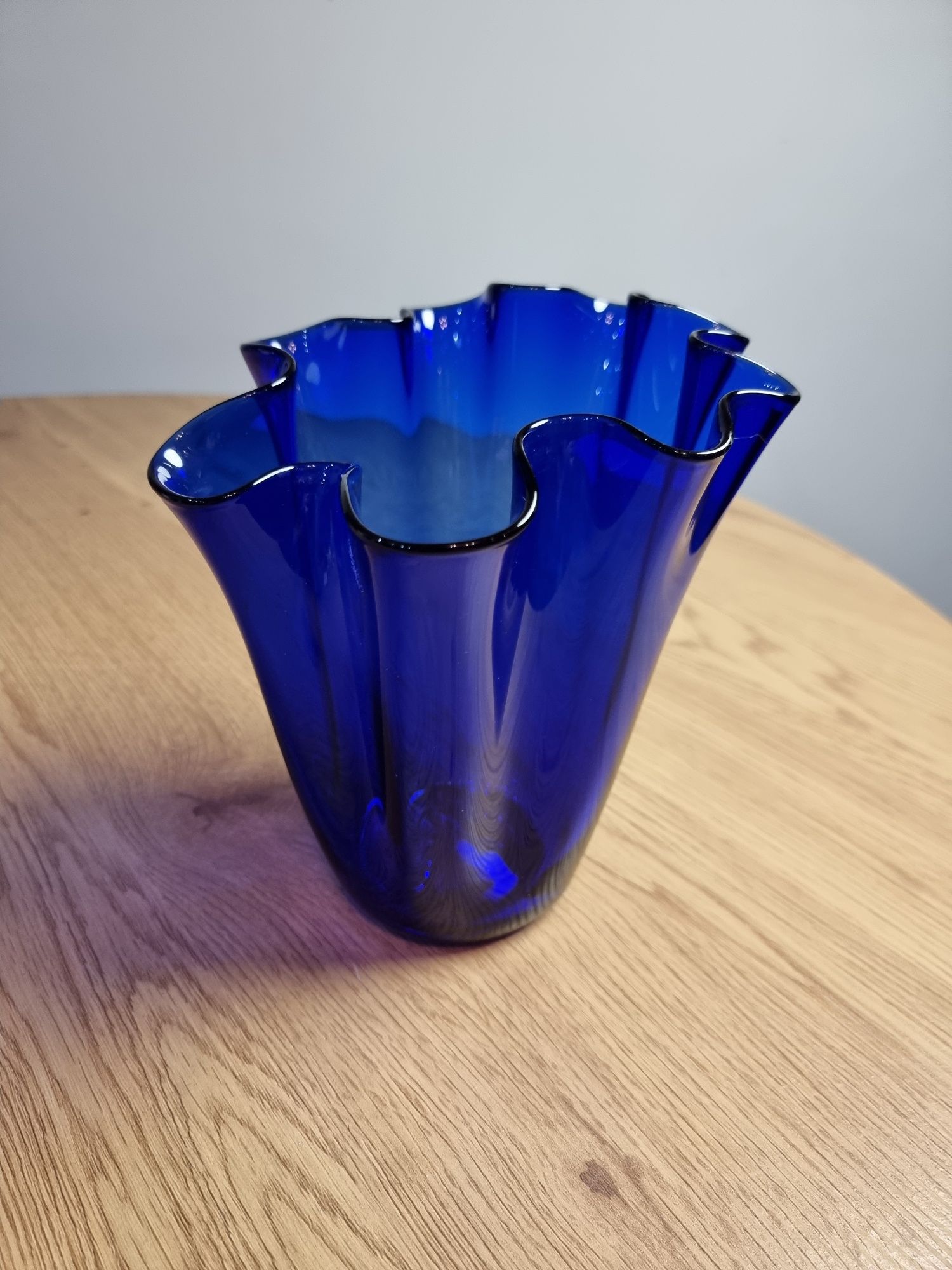 Kobaltowy ręcznie formowany wazon