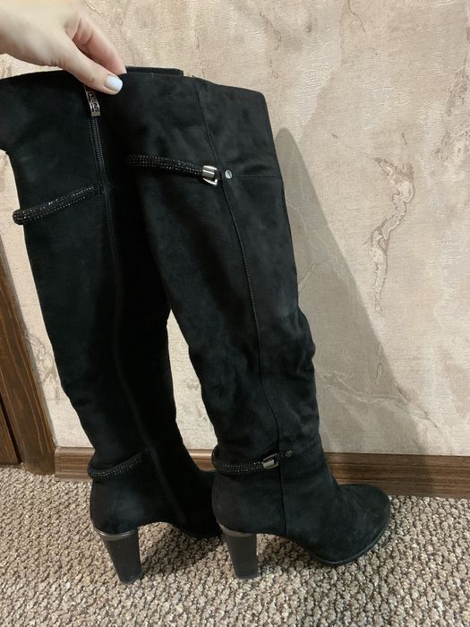 Замшеві чоботи на підборах