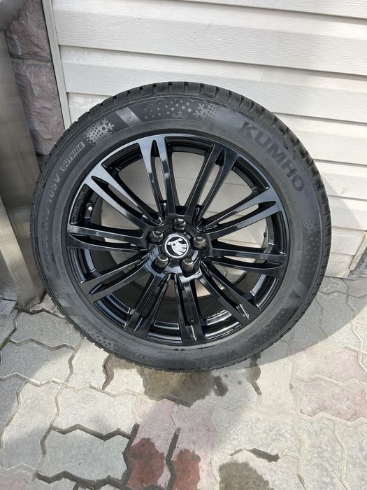 Литі диски MAM A4 R19 5x112 8 E130 DIA66.6 black