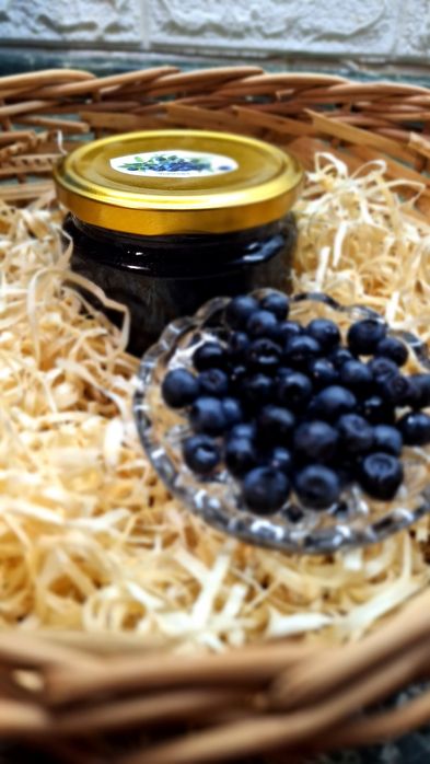 Варення,  брусниці,  чорниці,  журавлини, кизилу.